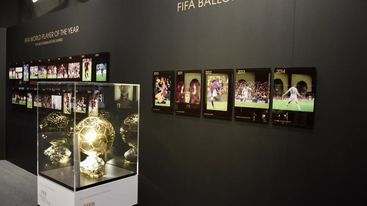 Trophées historiques FIFA Ballon d’Or exposés au musée FIFA de Zurich